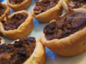 carmelized-onion-and-brie-tartlets
